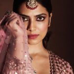 Malavika Mohanan Instagram – Put me in pink to make me feel pretty 🥰

Photographs @vaishnavpraveen 
Style @pranita.abhi 
Outfit @vvanivats 
Hair @arvindkumar_hair 
Makeup @makeupbyanighajain 
Public Relations @theitembomb
Jewelry @anayah_jewellery