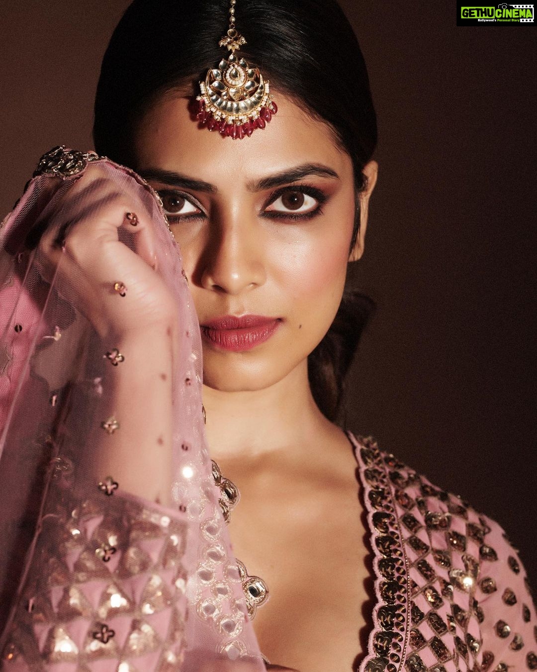 Malavika Mohanan Instagram - Put me in pink to make me feel pretty 🥰 Photographs @vaishnavpraveen Style @pranita.abhi Outfit @vvanivats Hair @arvindkumar_hair Makeup @makeupbyanighajain Public Relations @theitembomb Jewelry @anayah_jewellery