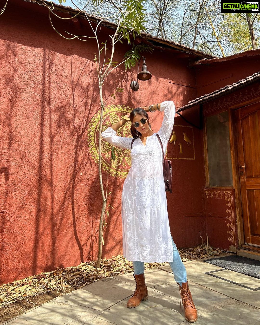 Malavika Mohanan Instagram - I have always wanted to visit Tadoba Tiger Reserve for years since I heard that some of the best tiger sightings in india happen here and I’m finally here with my favourite girls! 👯♀️👯♀️ We saw 2 tigers and 1 leopard on our first safari itself and are now aiming high and hoping to see the melanistic leopard next 😬 A big shout out to Annie for hosting us at her gorgeous place @the_bamboo_forest ! And a big thank you to your amazingly talented naturalist-Akshay whose expertise has shown us 4 big cats in just 2 days & hopefully a lot more in the coming couple of days! 🐯♥️