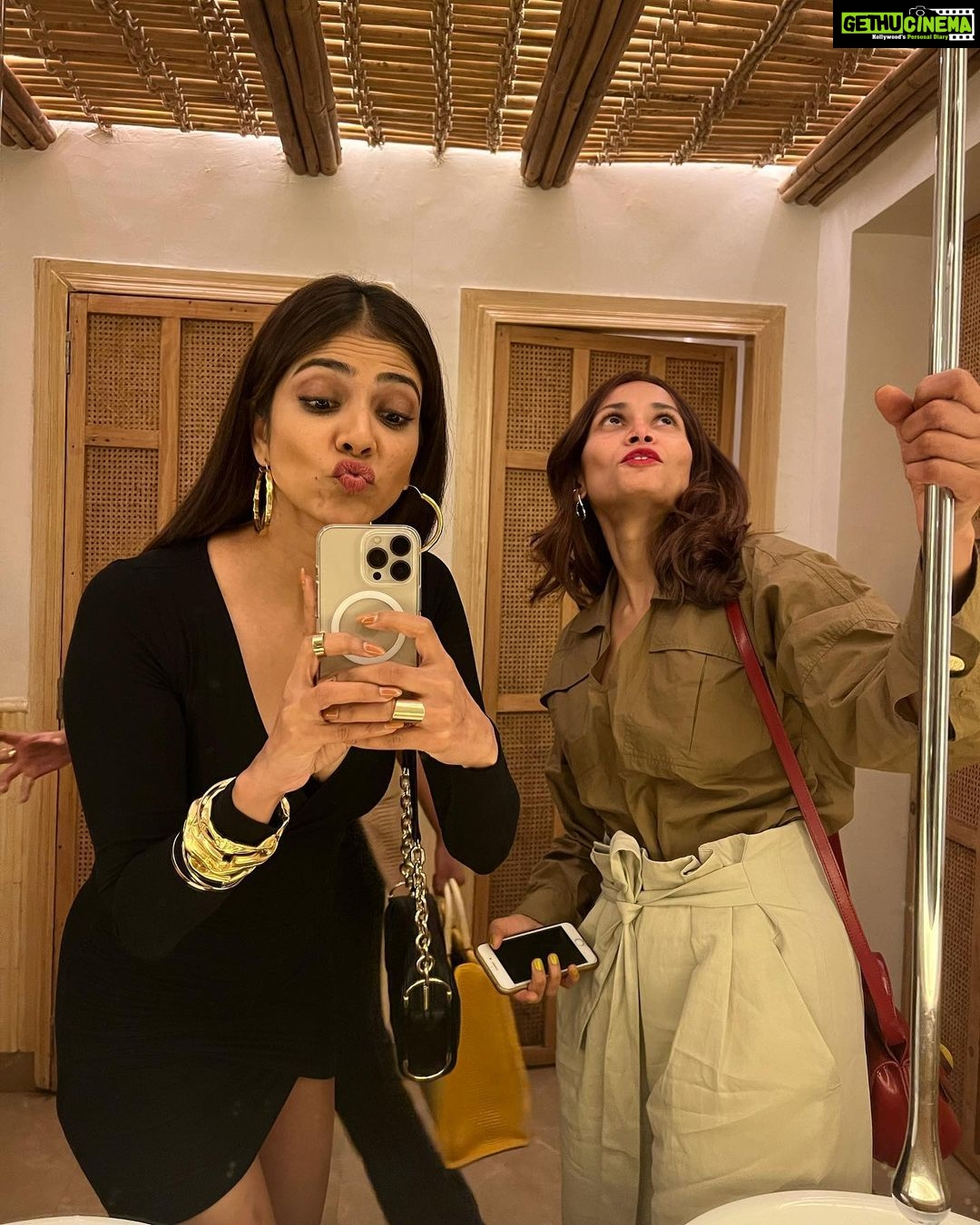 Malavika Mohanan Instagram - If you went out for a girls’ night out and didn’t do a bathroom photo session then did you go for a girls’ night at all? 🤔 👯♀️ With my favourite partners-in-crime @nittigoenka @tanur.s 🥂 ♥️
