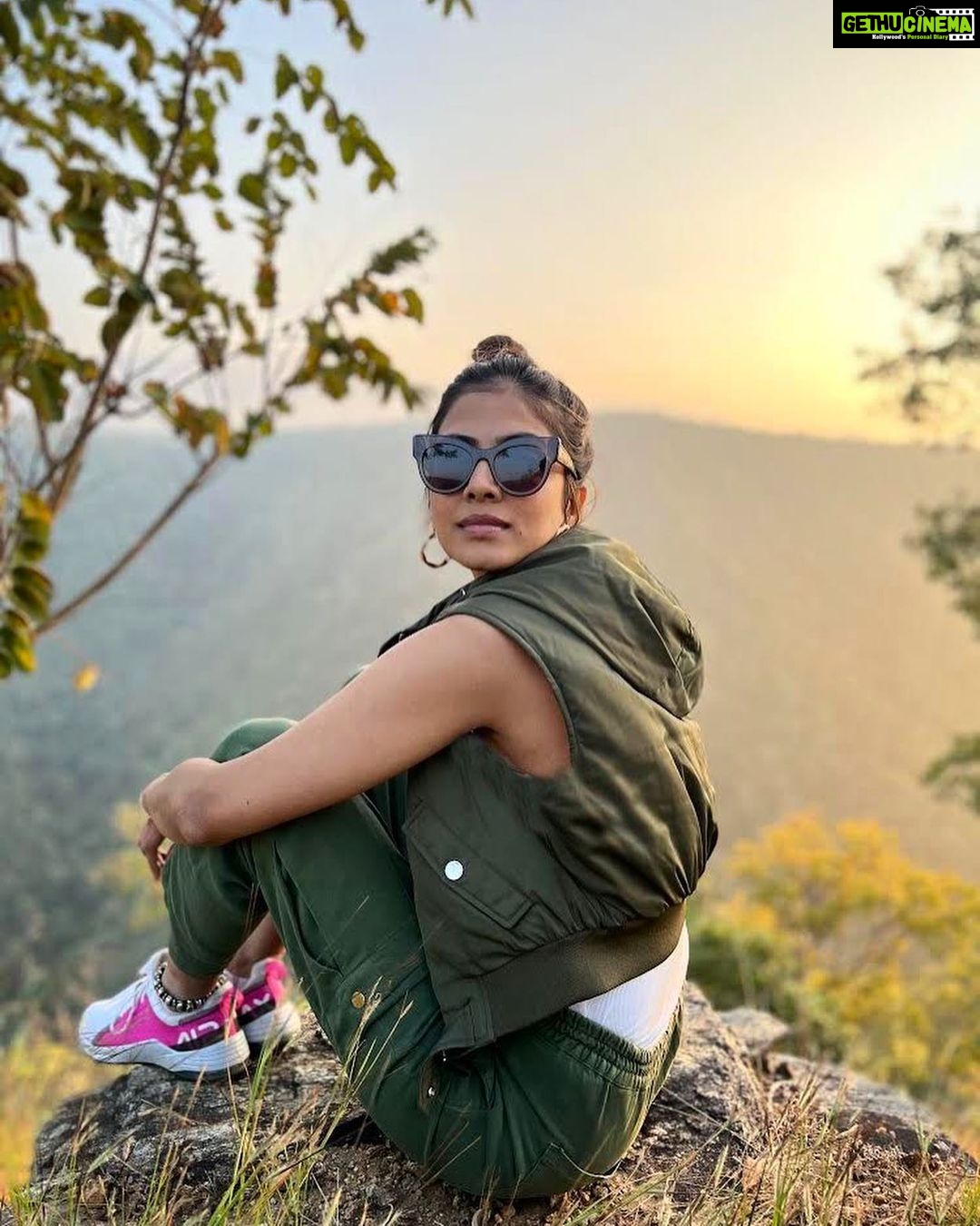 Malavika Mohanan Instagram - Some of my favourite moments from the last week ✨ 🤍🌱 🐅 🌳 ⛰