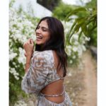 Malavika Mohanan Instagram – My favourite flowers everywhere! 🥰🌸
And not to mention abundant amounts of ☀️, 🌊 & 🌳! What’s not to love, @airbnb ? ♥️

@airbnb #GoNear #AirbnbPartner