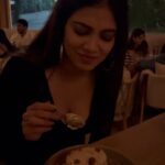 Malavika Mohanan Instagram - Me to my diet every single day- 📸 & moral support for tiramisu binging @tanur.s