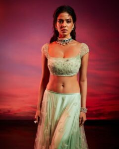 Malavika Mohanan Instagram - Playing muse to the lovely @shehlaakhan 💕

Photographer: @rahuljhangiani 
Stylist: @sheefajgilani
Jewellery Courtesy: @rarejewels.arankalegacy
Hair: @souravroy_1999 
Makeup: @makeupbyriddhima
Video: @mrmstudio