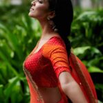 Malavika Mohanan Instagram - Happy Dussera to all you beautiful people 🧡✨ #DusseraMood 📸 @vaishnavpraveen @sonamdoesmakeup @nishisingh_muah @theitembomb @bhumikagrover • @merojewellery
