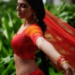 Malavika Mohanan Instagram - Happy Dussera to all you beautiful people 🧡✨ #DusseraMood 📸 @vaishnavpraveen @sonamdoesmakeup @nishisingh_muah @theitembomb @bhumikagrover • @merojewellery