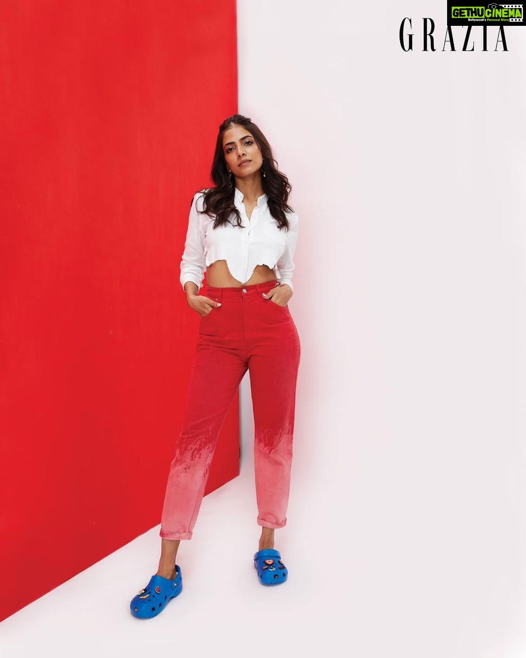 Malavika Mohanan Instagram - #GraziaCoolList 👧 . . Wearing a cropped shirt, dyed jeans by @aimee.loved; earrings by @studiomoonray; ‘Classic Unisex Clogs’ by @crocsindia Photograph: @keegancrasto Fashion Director: @pashamalwani Junior Fashion Stylist: @nishthaparwani Words: @barrynrodgers Make-up: @_pratikshanair_ Hair: @makeupnhairbyankita Assisted by (styling): @nahidnawaaz, @bhairaviahuja #CoolList #GraziaIndia #GraziaCoolList #CoolList2022 #AnniversaryIssue