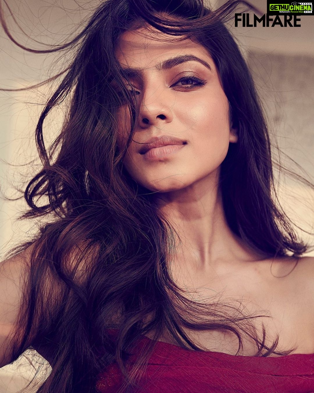 Malavika Mohanan Instagram - Hello @filmfare 🌹 Photography• @vaishnavpraveen @thehouseofpixels Outfit• @tarikedizofficial Styling• @mohitrai @tarangagarwal_official Makeup• @nittigoenka Hair• @rohit_bhatkar Public Relations• @theitembomb