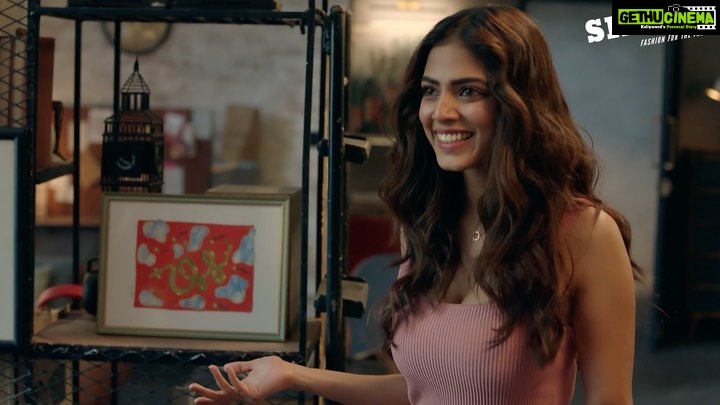 Malavika Mohanan Instagram - When Ranbir pulled a leaf out of the Single squad book and fake-baked a cake for me π π€·π»ββοΈ Serving the best Single looks this season! Shop the latest fashion trends on Single π€Έπ» #flipkartgoessingle #styledbysingle #ranbirkapoor