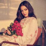 Malavika Mohanan Instagram - Recreating Rekha’s inconic ‘Silsila’ with my favourite people🌹 @vaishnavpraveen @the.mad.hair.scientist @theitembomb @makeupartistkarishmabajaj @picchika
