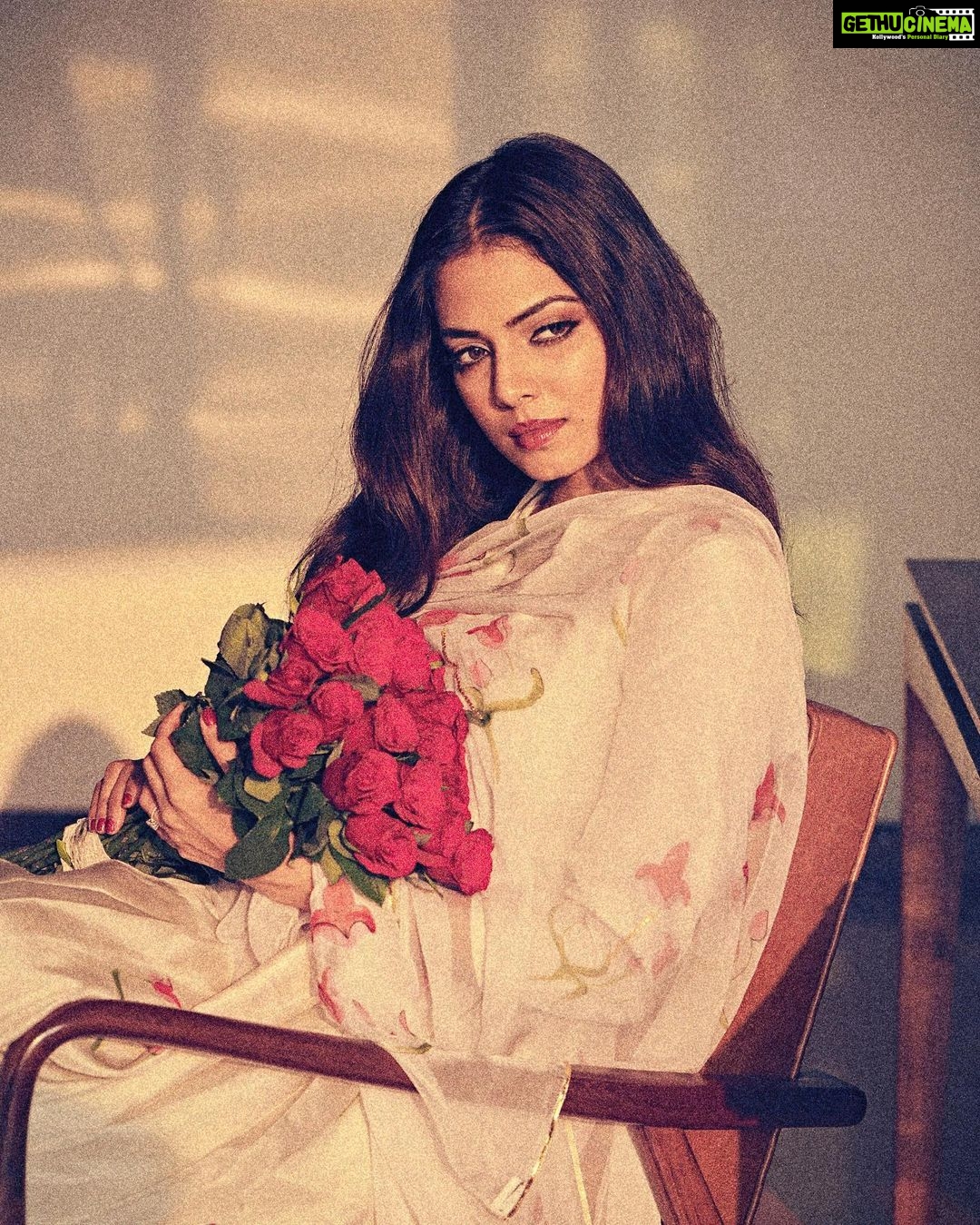 Malavika Mohanan Instagram - Recreating Rekha’s inconic ‘Silsila’ with my favourite people🌹 @vaishnavpraveen @the.mad.hair.scientist @theitembomb @makeupartistkarishmabajaj @picchika