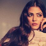 Malavika Mohanan Instagram - Recreating ‘Silsila’ 🌹 #ForTheLoveOfRekha With my favourite people♥️ @vaishnavpraveen @the.mad.hair.scientist @theitembomb @makeupartistkarishmabajaj @picchika
