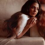 Malavika Mohanan Instagram - Recreating ‘Silsila’ 🌹 #ForTheLoveOfRekha With my favourite people♥️ @vaishnavpraveen @the.mad.hair.scientist @theitembomb @makeupartistkarishmabajaj @picchika