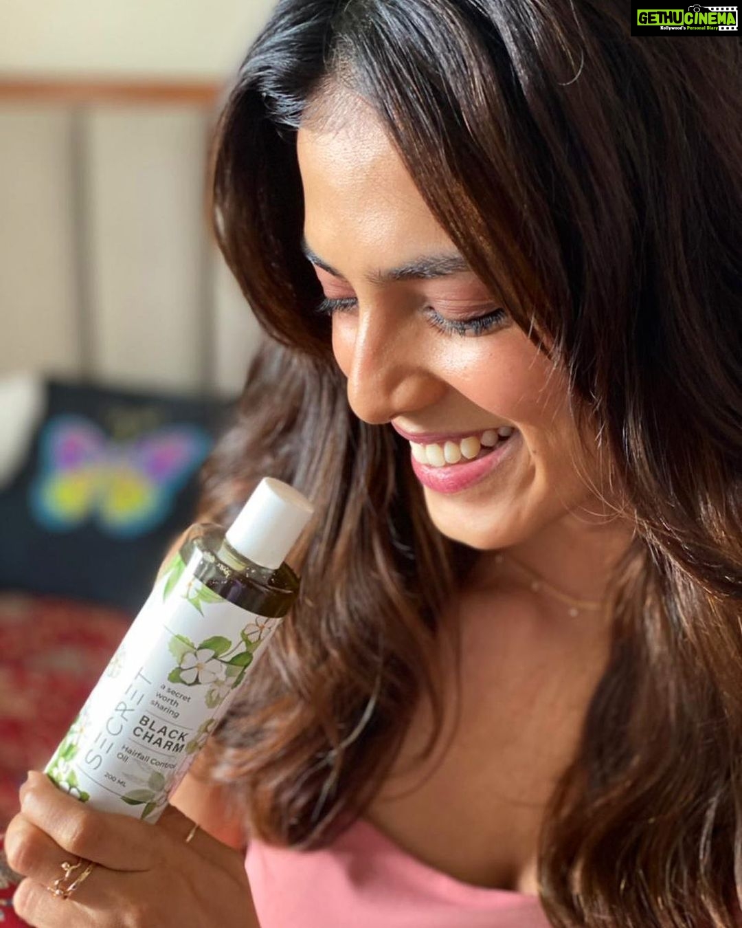 Malavika Mohanan Instagram - I found @secrethairoil’s ‘Black Charm oil’ to be extremely effective! It reduces hair fall and I saw a great difference in my hair quality. The products are completely natural and handmade. It’s a must try if you are looking for good natural hair care ♥️ #secrethairoil #blackcharmoil #haircare