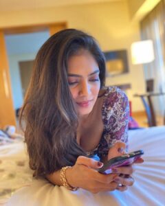 Malavika Mohanan Instagram - Therapy sessions with my girlfriends- sprawled across a bed, pouring my heart out, and downing a whole lot of chocolate cake(not pictured) is the best form of healing I know so far 💕
#WhatWouldLifeBeWithoutGirlfriends #TheTrueUnconditionalLove