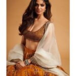 Malavika Mohanan Instagram - Lehenga girl for life ✌🏻🧡 @azafashions • @asthanarangofficial • @vaishnavpraveen @thehouseofpixels • @pranita.abhi • @nittigoenka • @the.mad.hair.scientist • @theitembomb • @mahesh_notandass • @vandalsworld_unofficial