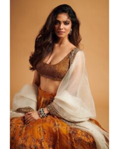 Malavika Mohanan Instagram - Lehenga girl for life ✌🏻🧡

@azafashions • @asthanarangofficial • @vaishnavpraveen @thehouseofpixels • @pranita.abhi • @nittigoenka • @the.mad.hair.scientist • @theitembomb • @mahesh_notandass • @vandalsworld_unofficial
