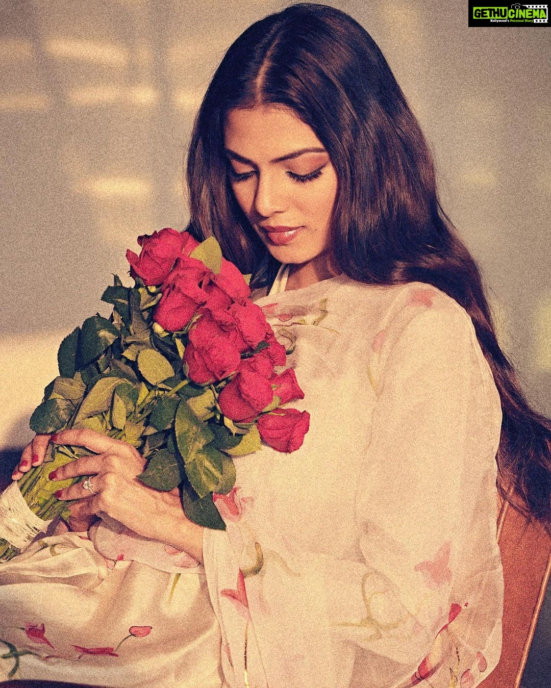 Malavika Mohanan Instagram - Recreating Rekha’s inconic ‘Silsila’ with my favourite people🌹 @vaishnavpraveen @the.mad.hair.scientist @theitembomb @makeupartistkarishmabajaj @picchika