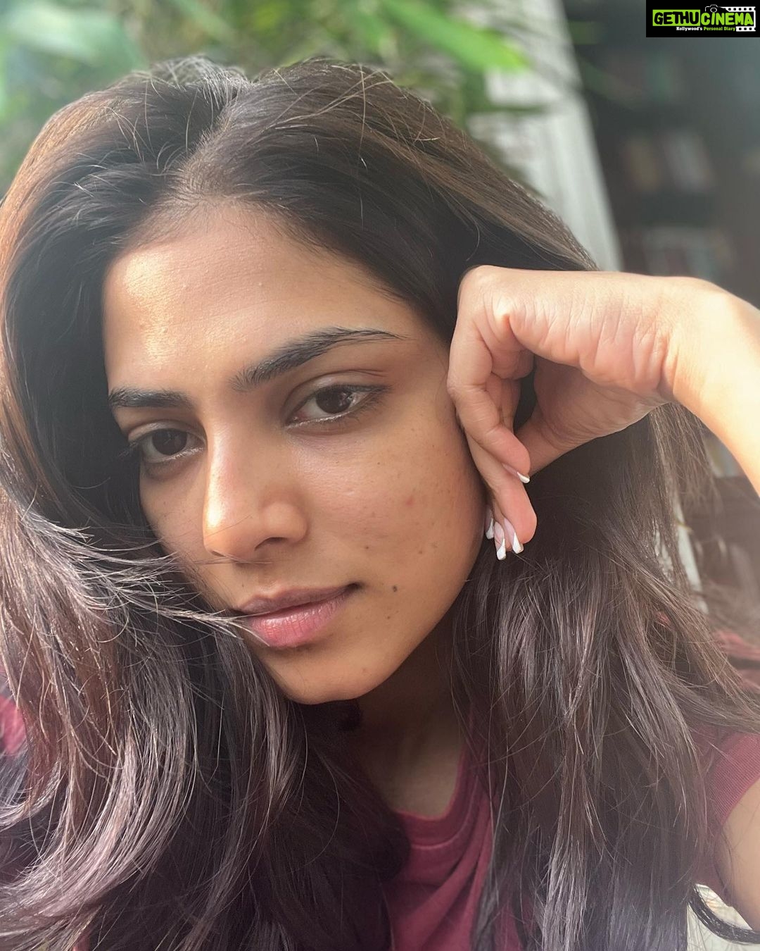 Malavika Mohanan Instagram - No-shoot-day is let-your-skin-breathe-day đ P.S I had a very important shoot yesterday and this pimple decided to pop up as if with a vengeance just 2 days before my shoot đ I try to eat healthy & workout because our skin is always only a reflection of our inner health, no? But I just wanted to tell you guys that in photographs it may look like actors have the perfect skin/hair/nails/body blah blah blah, but that hardly ever is the case. In fact when you see the ad that I shot for yesterday youâll be like âwow such flawless skin!â. We have a whole team helping us put our best version out into the world which might look flawless, but in reality it hardly ever is perfect. Also âperfectâ is so subjective and a man made construct na? So donât get caught up in the idea of âperfectâ and treat the occasional pimple/or anything that seems like a flaw like a visiting guest thatâll go away soon or something thatâs just a part of what makes you you âĽď¸ Ok enough ranting for the day I hope you all are having a lovely Sunday đ° #ObvioslyNoFiltetCozThatDefeatsThePurposeOfThisRant