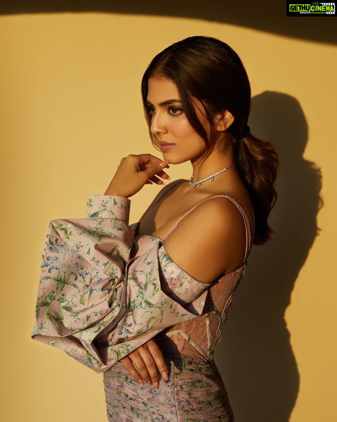 Malavika Mohanan Instagram - When you constantly wear your heart on your sleeve you just need a little extra fabric sometimes 😜 📸 @kiransaphotography Styled by @pranita.abhi Outfit @arushirawal Public Relations @theitembomb Makeup @niyati_kothari Hair @kajal._komal