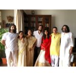 Malavika Mohanan Instagram – Childhood friends, family, yummy food & lots of laughter ☺️✨ Best way to spend Onam! ♥️

P.S The ‘M’ in the flower arrangement is for ‘Mohanans’ 😬 🌸 

#OnamSadhyaPhotoDump