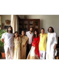 Malavika Mohanan Instagram - Childhood friends, family, yummy food & lots of laughter ☺️✨ Best way to spend Onam! ♥️

P.S The ‘M’ in the flower arrangement is for ‘Mohanans’ 😬 🌸 

#OnamSadhyaPhotoDump