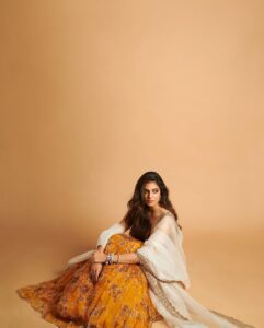 Malavika Mohanan Instagram - Lehenga girl for life ✌🏻🧡

@azafashions • @asthanarangofficial • @vaishnavpraveen @thehouseofpixels • @pranita.abhi • @nittigoenka • @the.mad.hair.scientist • @theitembomb • @mahesh_notandass • @vandalsworld_unofficial