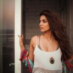 Malavika Mohanan Instagram – Sunset breeze 🌅🧡

@bharat_rawail • @mehakoberoi • @pallakhshah • @theitembomb • @windsor_grande_residences