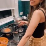 Malavika Mohanan Instagram – @theitembomb documenting my domesticated lockdown version🤷🏻‍♀️

P.S This might be a big claim to make, but I make the most amazing fish fry 🐟