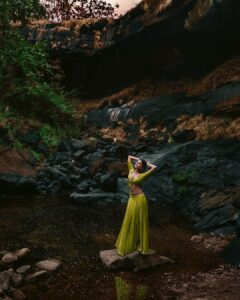 Malavika Mohanan Instagram - *Insert Mani Ratnam song* 💚

Photographs by @arjunkamath87 
Designed & styled by @wardha_ahamed
Makeup @makeupartistkarishmabajaj 
Hair @nishisingh_muah 
Public Relations @theitembomb 
Jewellery @bhavyarameshjewelry