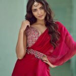 Malavika Mohanan Instagram - Going through a major “I love red” phase 🌹 @ridhimehraofficial • @pranita.abhi • @shreyansdungarwal • @theitembomb • @makeupartistkarishmabajaj • @ashwini_hairstylist • @azotiique • @windsor_grande_residences