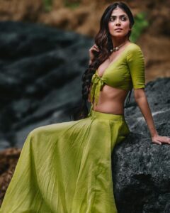 Malavika Mohanan Instagram - *Insert Mani Ratnam song* 💚

Photographs by @arjunkamath87 
Designed & styled by @wardha_ahamed
Makeup @makeupartistkarishmabajaj 
Hair @nishisingh_muah 
Public Relations @theitembomb 
Jewellery @bhavyarameshjewelry