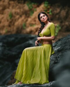 Malavika Mohanan Instagram - From a far away time, in a far away land 💚

Photographs by @arjunkamath87 
Designed & styled by @wardha_ahamed
Makeup @makeupartistkarishmabajaj 
Hair @nishisingh_muah 
Public Relations @theitembomb 
Jewellery @bhavyarameshjewelry