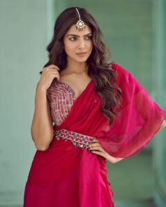 Malavika Mohanan Instagram - Going through a major “I love red” phase 🌹 @ridhimehraofficial • @pranita.abhi • @shreyansdungarwal • @theitembomb • @makeupartistkarishmabajaj • @ashwini_hairstylist • @azotiique • @windsor_grande_residences
