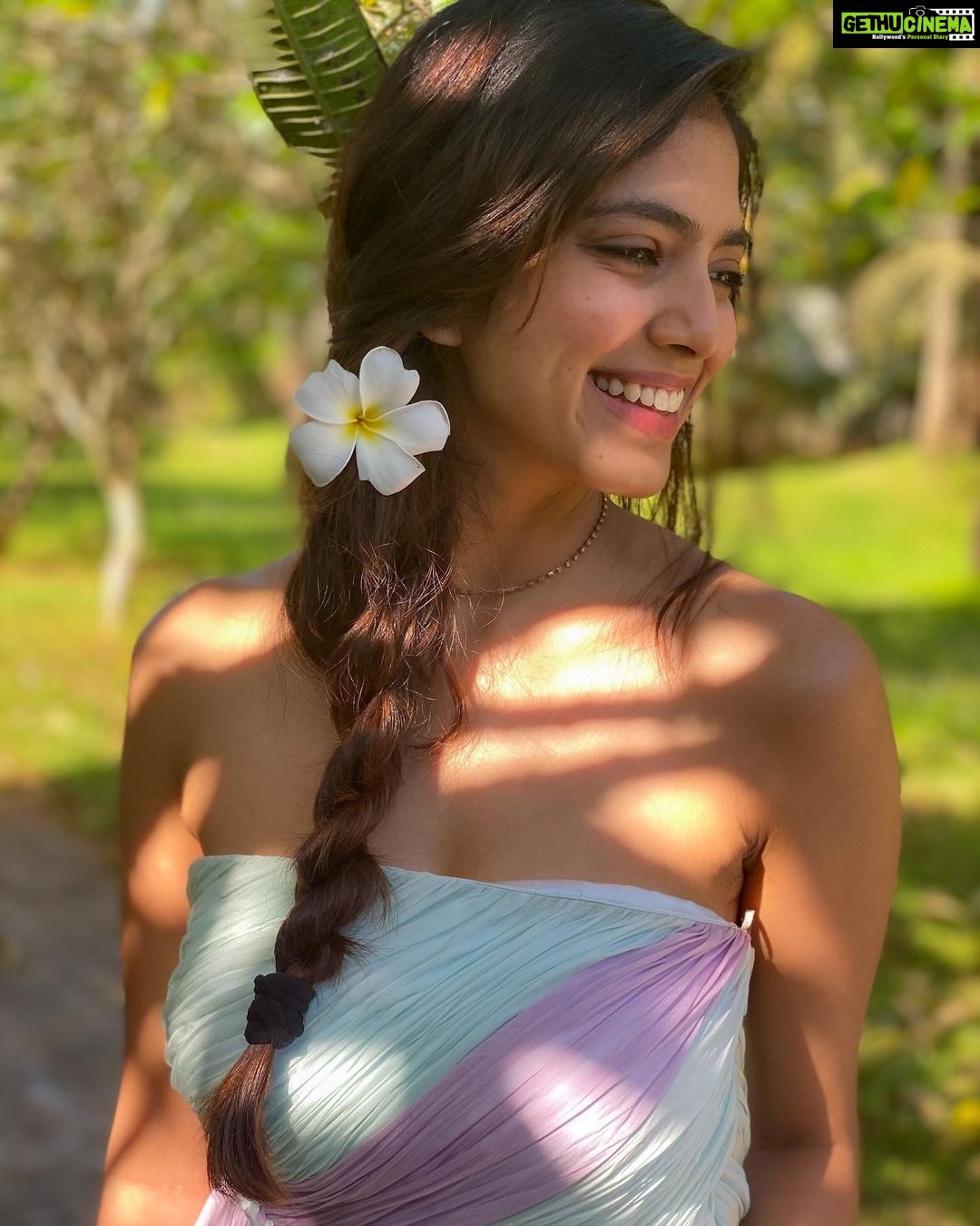 Malavika Mohanan Instagram - It’s been a year that tested and infuriated us but also made us appreciate the little things and made us realize that nothing is more important than family and love. Here’s hoping for a kinder 2021. Happy New Year 🤍✨