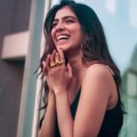 Malavika Mohanan Instagram - Who else bursts into laughter whenever they’re asked to smile? 🙋🏻‍♀️