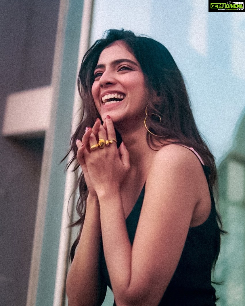 Malavika Mohanan Instagram - Who else bursts into laughter whenever they’re asked to smile? 🙋🏻♀️