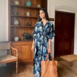 Malavika Mohanan Instagram – Kaftan and tans for the day 🤍

📸 @srindaa