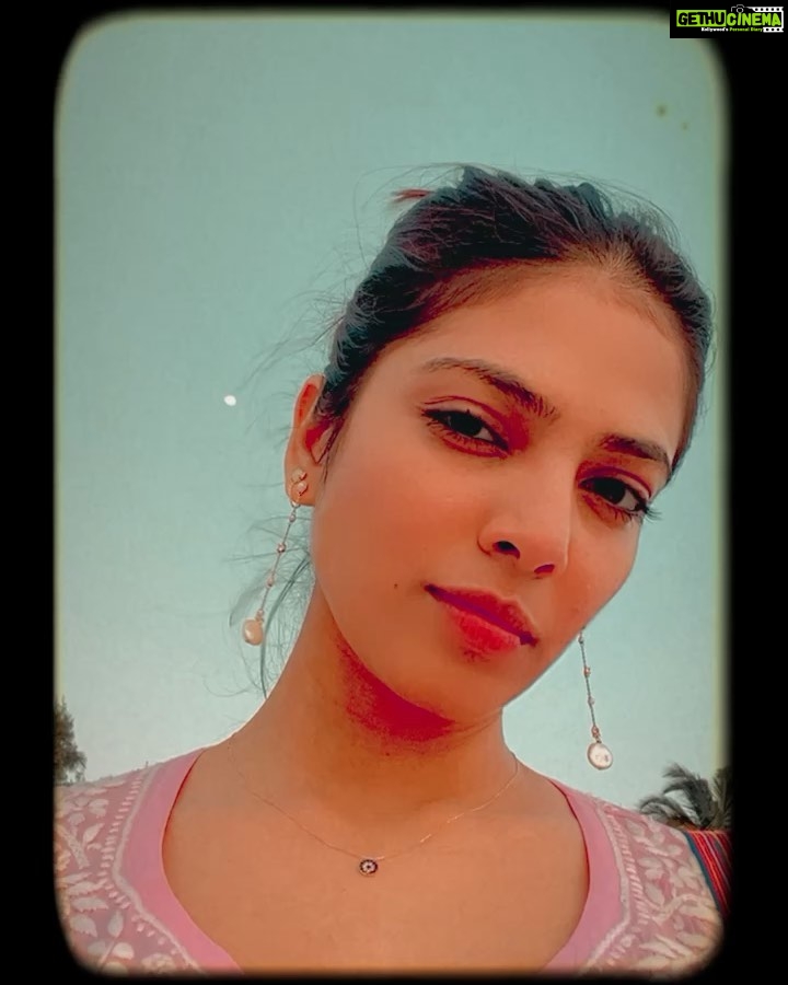 Malavika Mohanan Instagram - How I’ve missed feeling this breeze on my face ♥️ My favourite beach in my hometown in Kerala. Visiting after 2 long years 🌴🏝 🐚