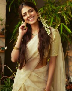Malavika Mohanan Instagram - There’s a lot to be grateful for this Pongal! 🥰

Happy happy Pongal and Sankranti to all of you! 💛

P.S. This is how happy I feel when @mourya takes my photos ☺️