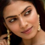 Malavika Mohanan Instagram – 🤍

@sabyasachiofficial • @pallavi_85 • @kiransaphotography • @theitembomb • @makeupartistkarishmabajaj • @ashwini_hairstylist • @jaipurgems