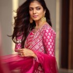 Malavika Mohanan Instagram – Wearing my favourite colour this Dhanteras 💕🥰 
.
.
@simardugalofficial • @aishwaryaa_nayak_photography • @theitembomb • @makeupartistkarishmabajaj • @makeupbypoojasha • @karishma.joolry • @dipublicrelations