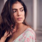 Malavika Mohanan Instagram - With a tint of love 💕 • @faridagupta • @yash_v_bhadauria • @nishisingh_muah • @makeupartistkarishmabajaj • @artcantbebothered • @theitembomb