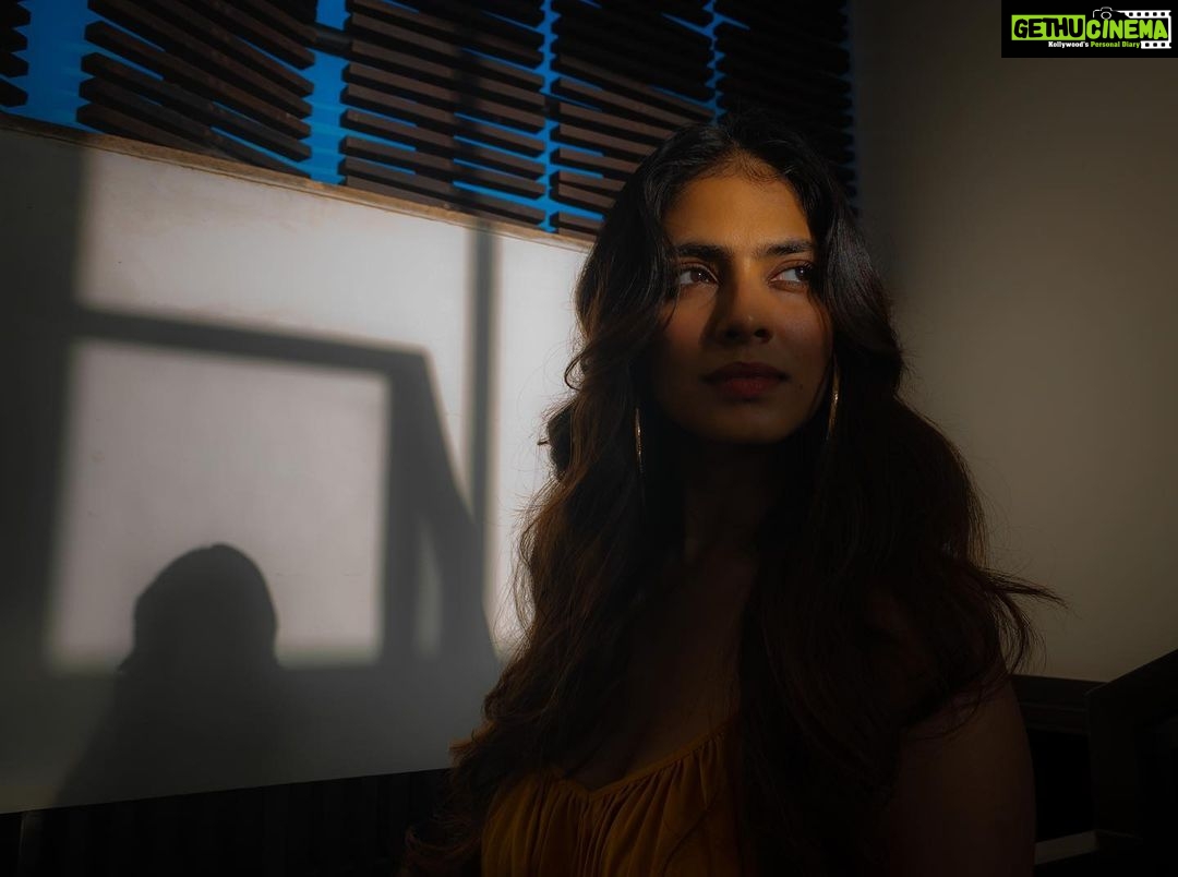 Malavika Mohanan Instagram - Magic hour 💫✨ . 📸 @pratik8shah @the.mad.hair.scientist • @theitembomb