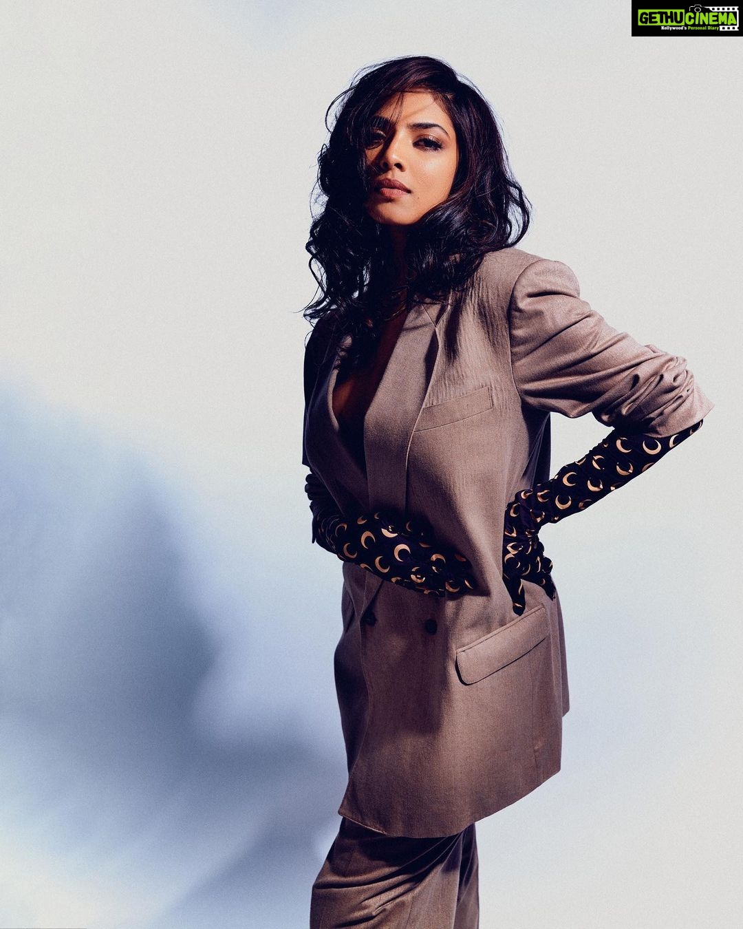 Malavika Mohanan Instagram - Something about vintage suits 🤍 With this talented A-team ✨ 📸 @leroifoto Styled by @stacey.cardoz & @chandiniw Hair @hairbyseema Make up @sonamdoesmakeup Wearing @marineserre_official @blingthingstore PR @theitembomb