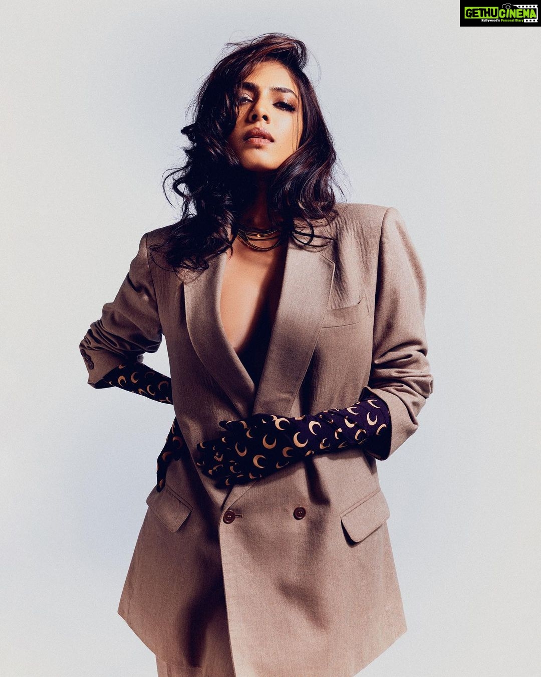Malavika Mohanan Instagram - Something about vintage suits 🤍 With this talented A-team ✨ 📸 @leroifoto Styled by @stacey.cardoz & @chandiniw Hair @hairbyseema Make up @sonamdoesmakeup Wearing @marineserre_official @blingthingstore PR @theitembomb