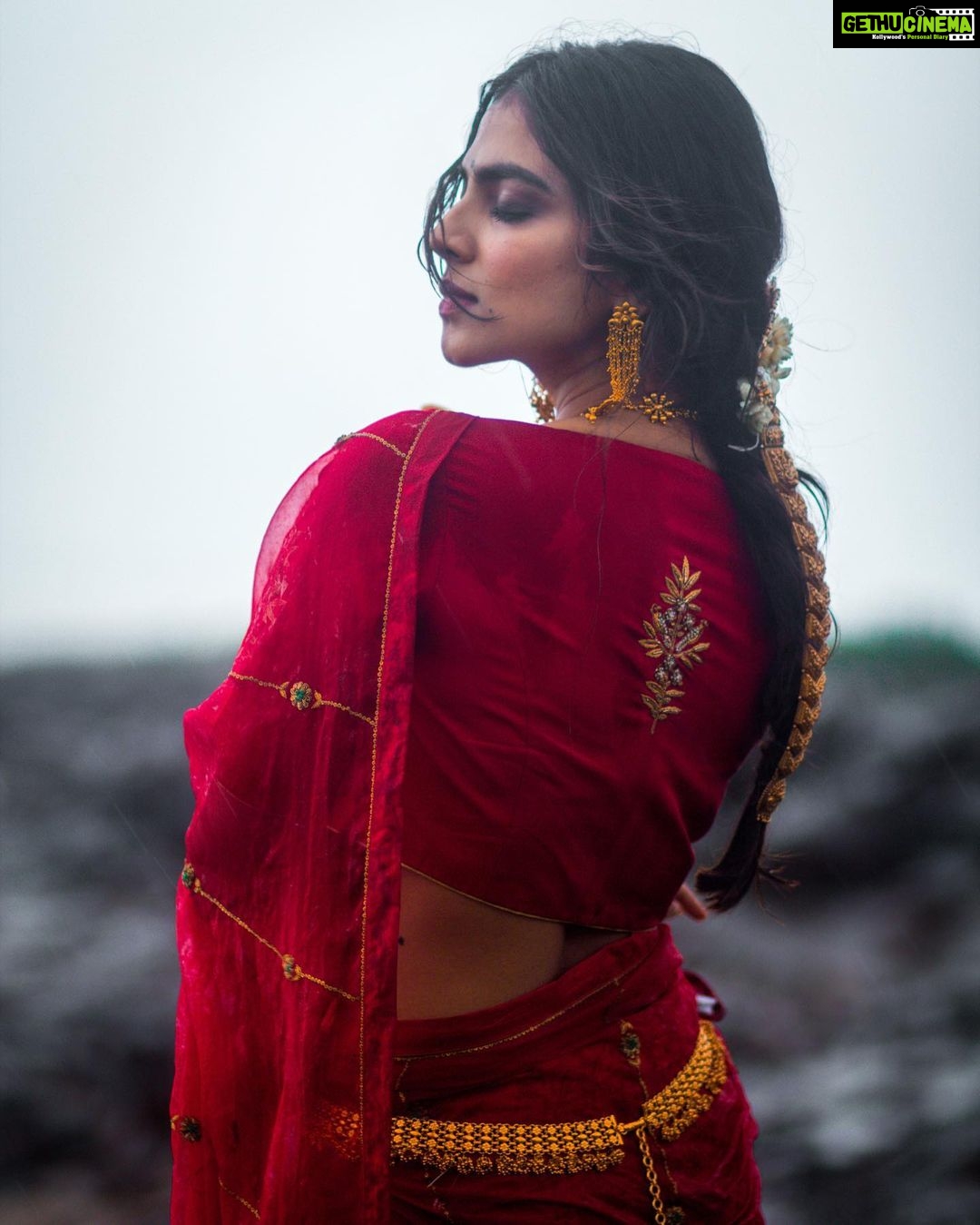 Malavika Mohanan Instagram - Onam ✨♥️ . @the.mad.hair.scientist and @artcantbebothered decided to have some fun with the hair and used some gorgeous hair jewelry along with the traditional ‘mogra’ flowers 🌸 . Photographs @arjuncphotography Styling @artcantbebothered Makeup @nishisingh_muah Hair @the.mad.hair.scientist Public Relations @theitembomb Saree @raw_mango Jewelry @amrapalijewels