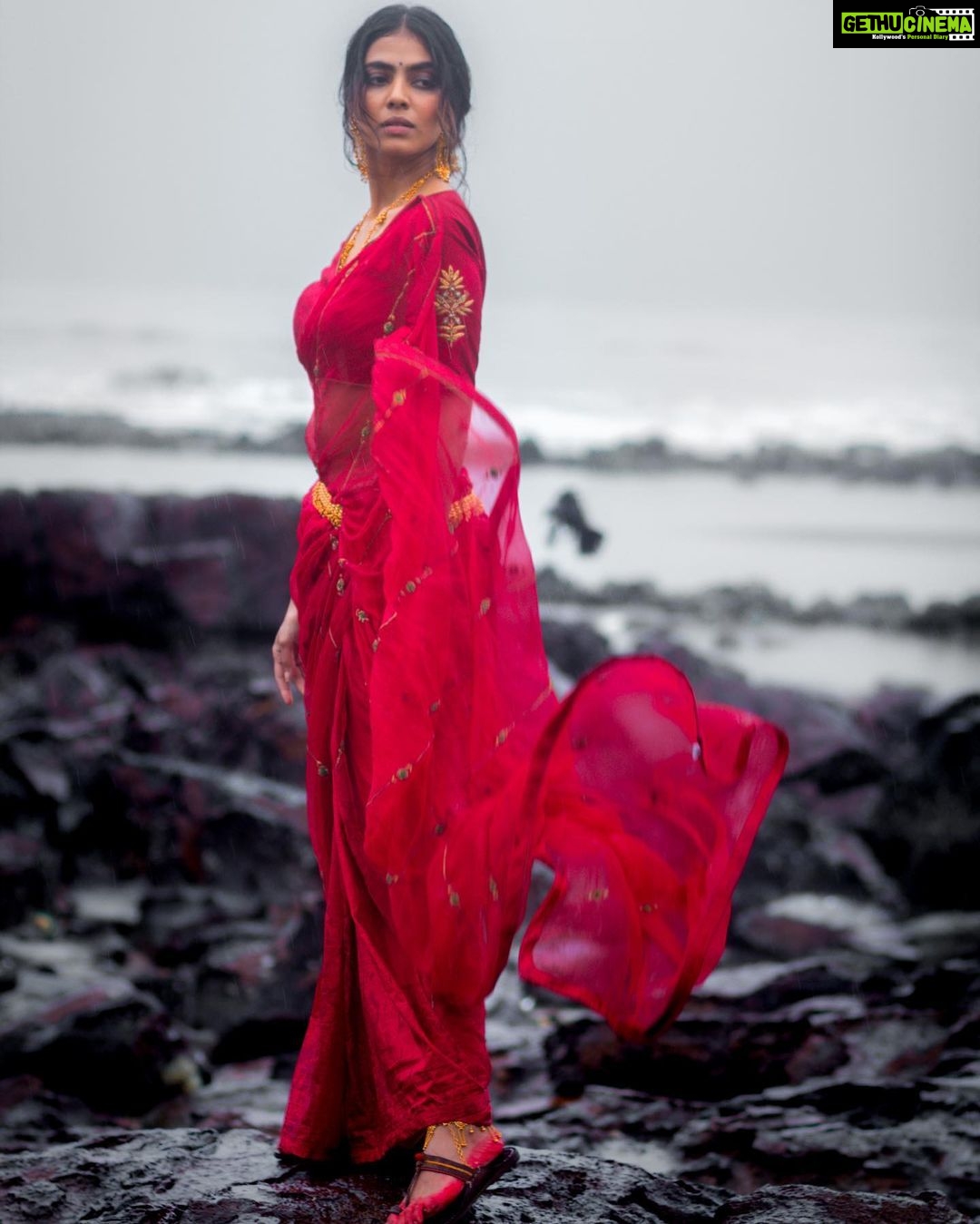 Malavika Mohanan Instagram - Skipping the quintessential off-white and gold Kerala saree(which will always be my first love) for one of my favourite shades of red this Onam ♥️ Happy Onam! ✨ @raw_mango . . Photographs @arjuncphotography Styling @artcantbebothered Makeup @nishisingh_muah Hair @the.mad.hair.scientist Public Relations @theitembomb Jewelry @amrapalijewels Also, special thanks to @pratik8shah 🐒