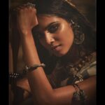 Malavika Mohanan Instagram - An ode to my love for warm lights, silver jewelry and beautiful handloom textiles 🧡 @rohanshrestha you amazing artist, you 🧡 @artcantbebothered for bringing together a fusion of so many different elements to seamlessly fall into place so beautifully together 🧡 @nittigoenka for creating the most lovely textures with bare minimum makeup 🧡 (less is definitely more is something I learned from you) @the.mad.hair.scientist the most effortless and raw looking hair is the most hard to create, and you do magic with it 🧡 @theitembomb for getting a bunch of lazy bums to come together and do this, and for always being there 🧡