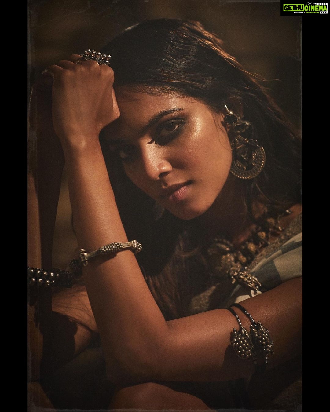 Malavika Mohanan Instagram - An ode to my love for warm lights, silver jewelry and beautiful handloom textiles 🧡 @rohanshrestha you amazing artist, you 🧡 @artcantbebothered for bringing together a fusion of so many different elements to seamlessly fall into place so beautifully together 🧡 @nittigoenka for creating the most lovely textures with bare minimum makeup 🧡 (less is definitely more is something I learned from you) @the.mad.hair.scientist the most effortless and raw looking hair is the most hard to create, and you do magic with it 🧡 @theitembomb for getting a bunch of lazy bums to come together and do this, and for always being there 🧡